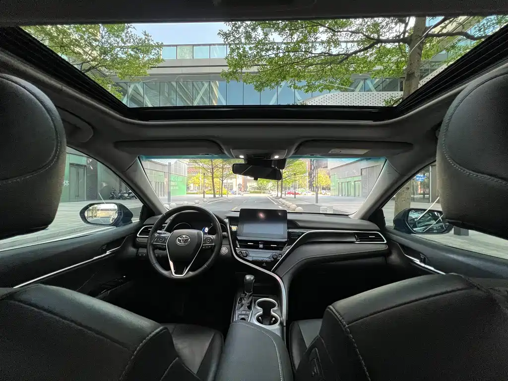 Toyota Camry 2023 — фото 12