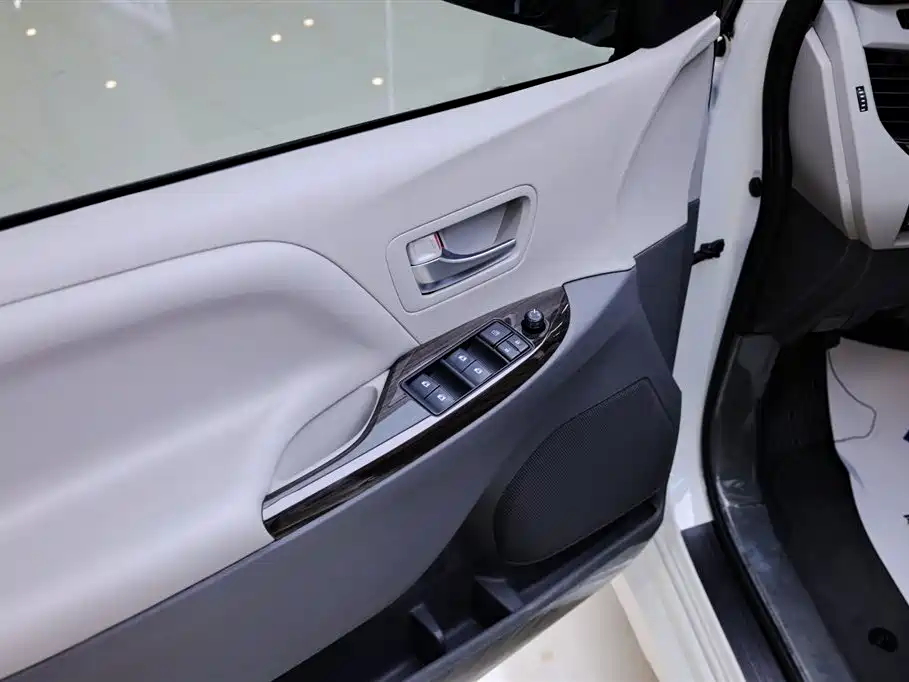 Toyota Sienna 2020 — фото 17
