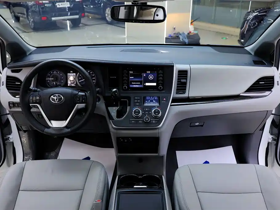 Toyota Sienna 2020 — фото 18