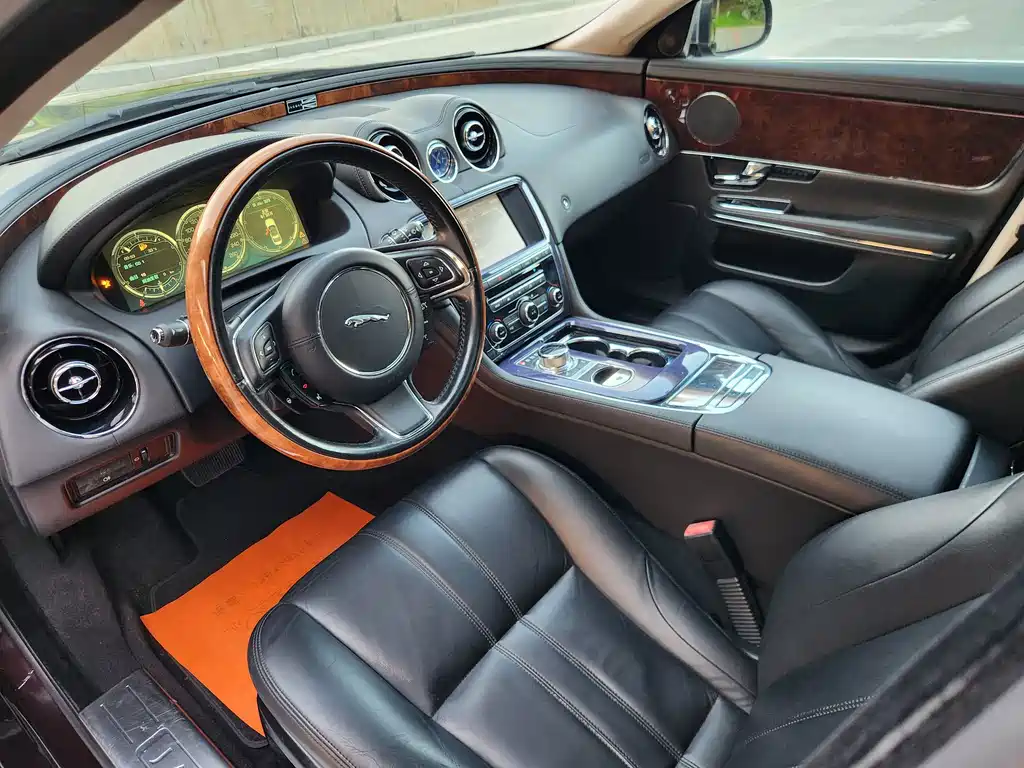 Jaguar XJ 2012 — фото 12