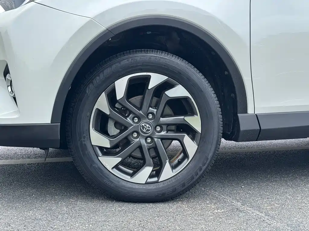 Toyota RAV4 2017 — фото 18