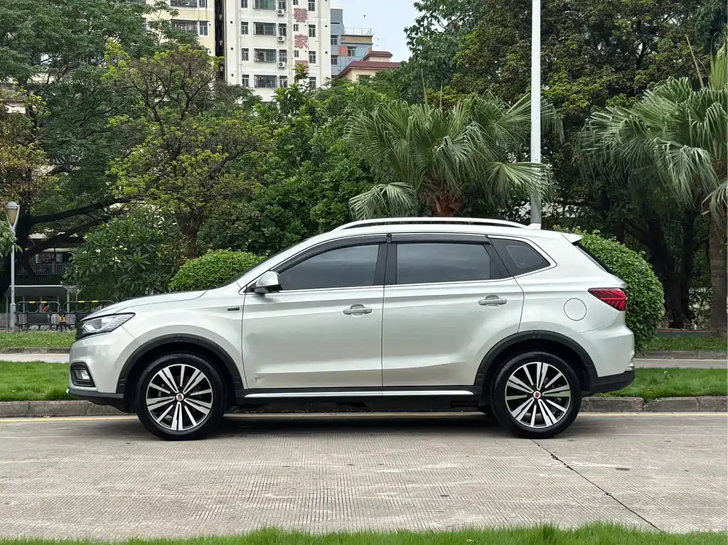 Roewe RX5 New Energy 2018 — фото 9
