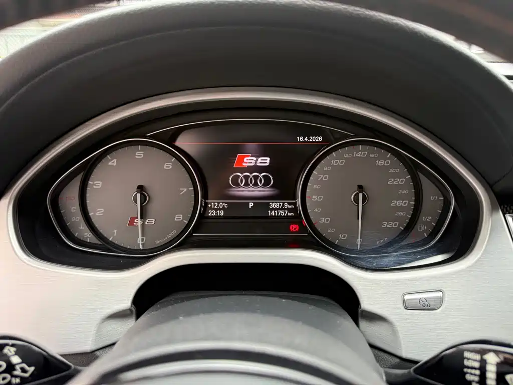 Audi S8 2013 — фото 13