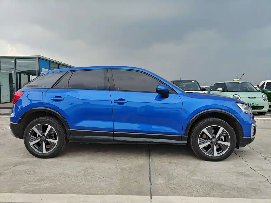 Audi Q2L E-Tron 2021 — фото 4