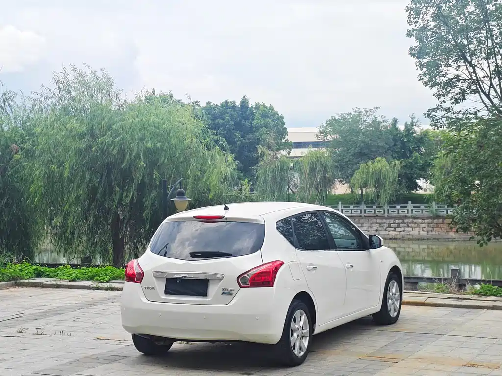 Nissan Tiida 2012