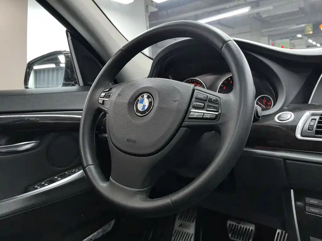 BMW 5 Series GT 2011 — фото 9