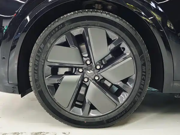 Li Auto L8 2025
