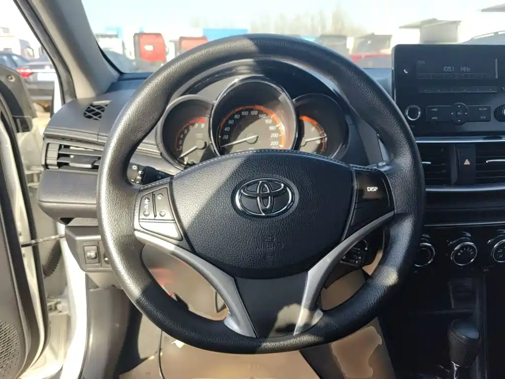 Toyota Yaris L 2022 — фото 8