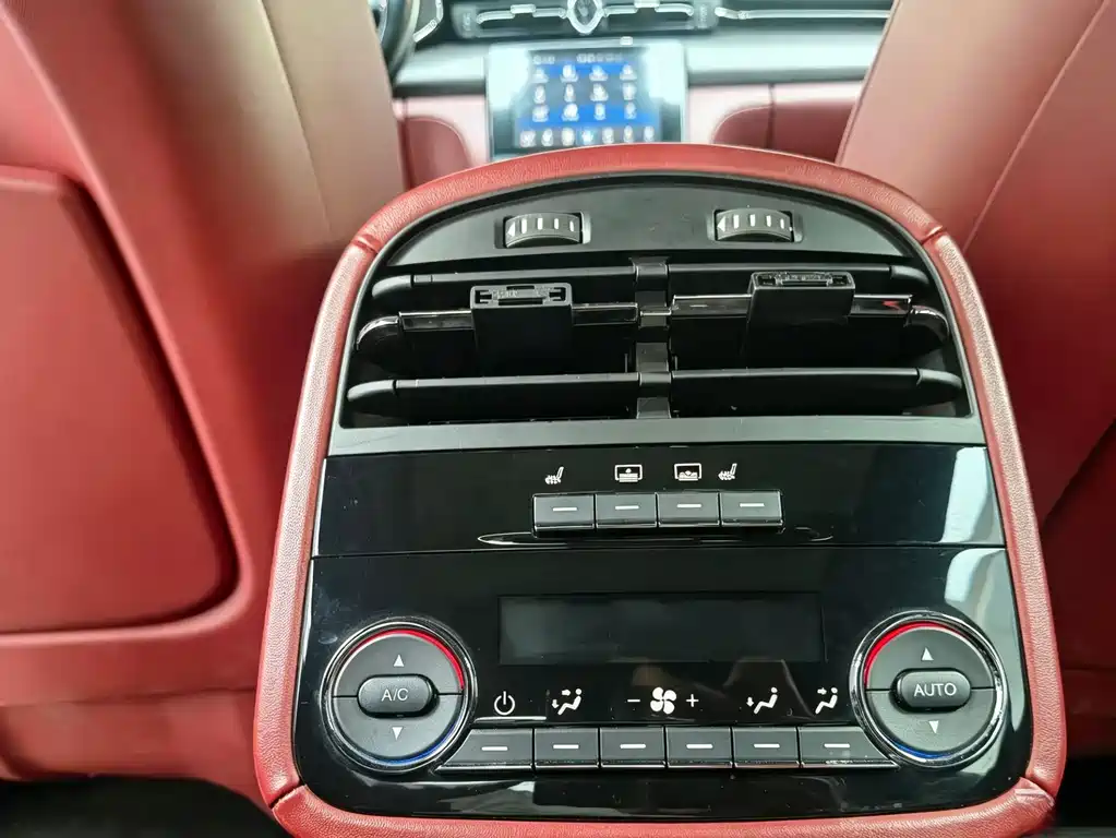 Maserati Quattroporte 2017 — фото 11