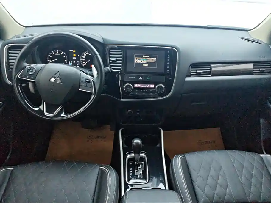 Mitsubishi Outlander 2020 — фото 12