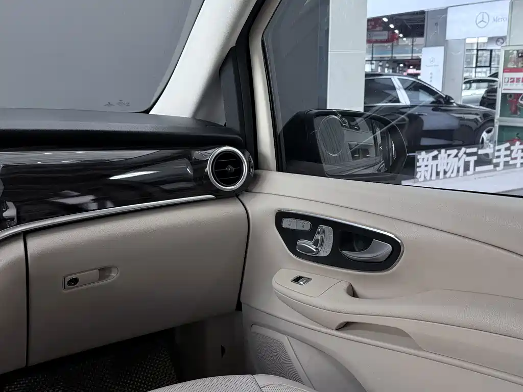 Mercedes-Benz V-Class 2017 — фото 20