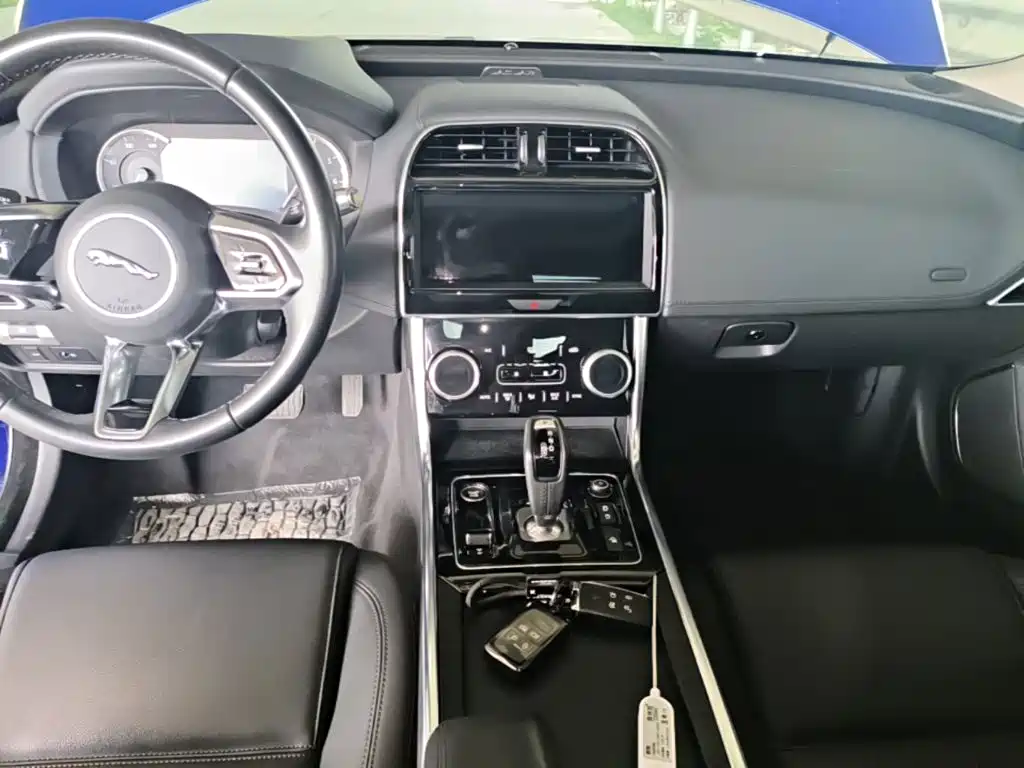 Jaguar XEL 2020 — фото 13