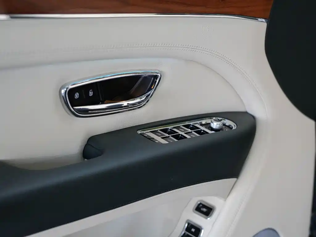 Bentley Bentayga 2021 — фото 14