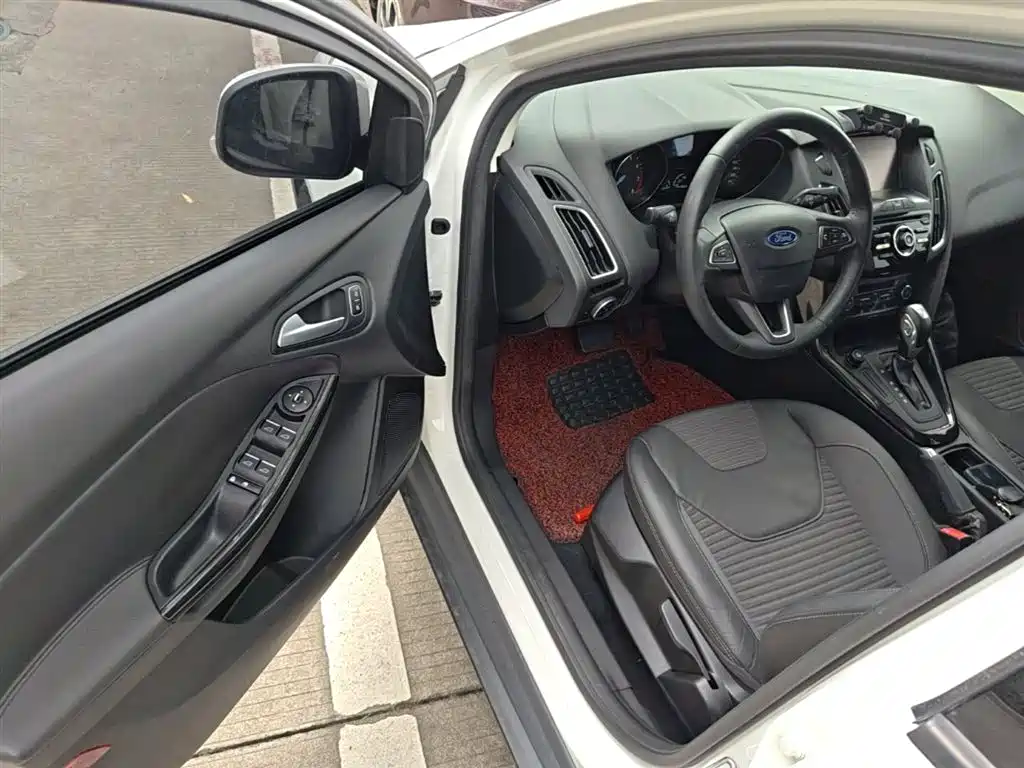 Ford Focus 2015 — фото 16