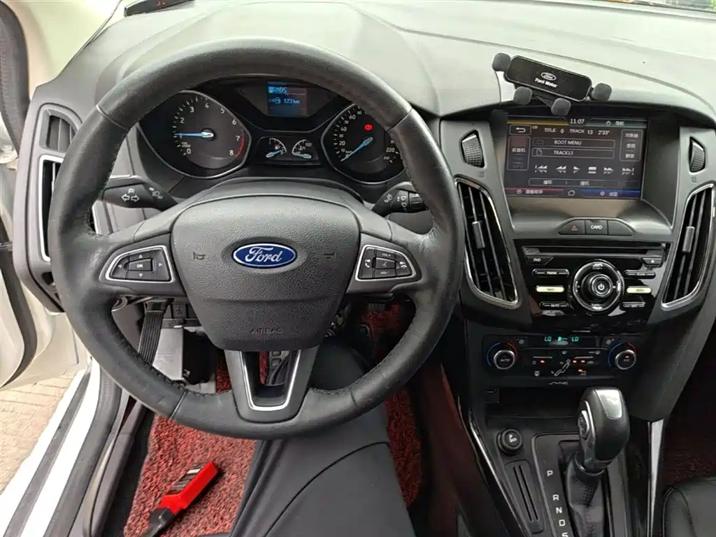 Ford Focus 2015 — фото 10
