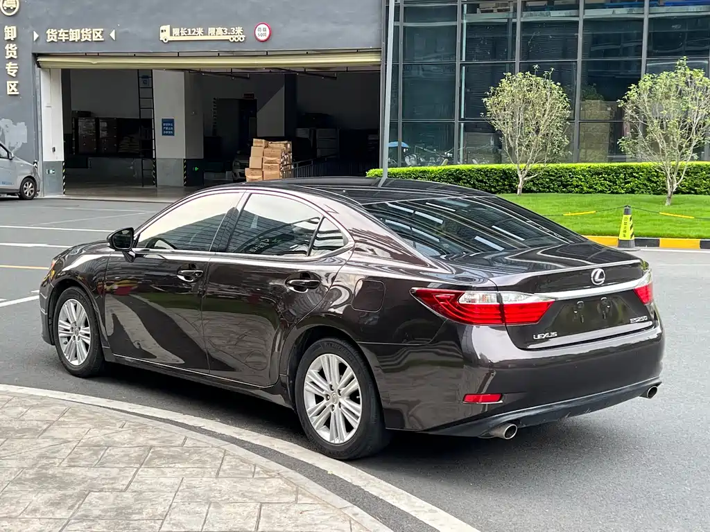 Lexus ES 2014 — фото 10
