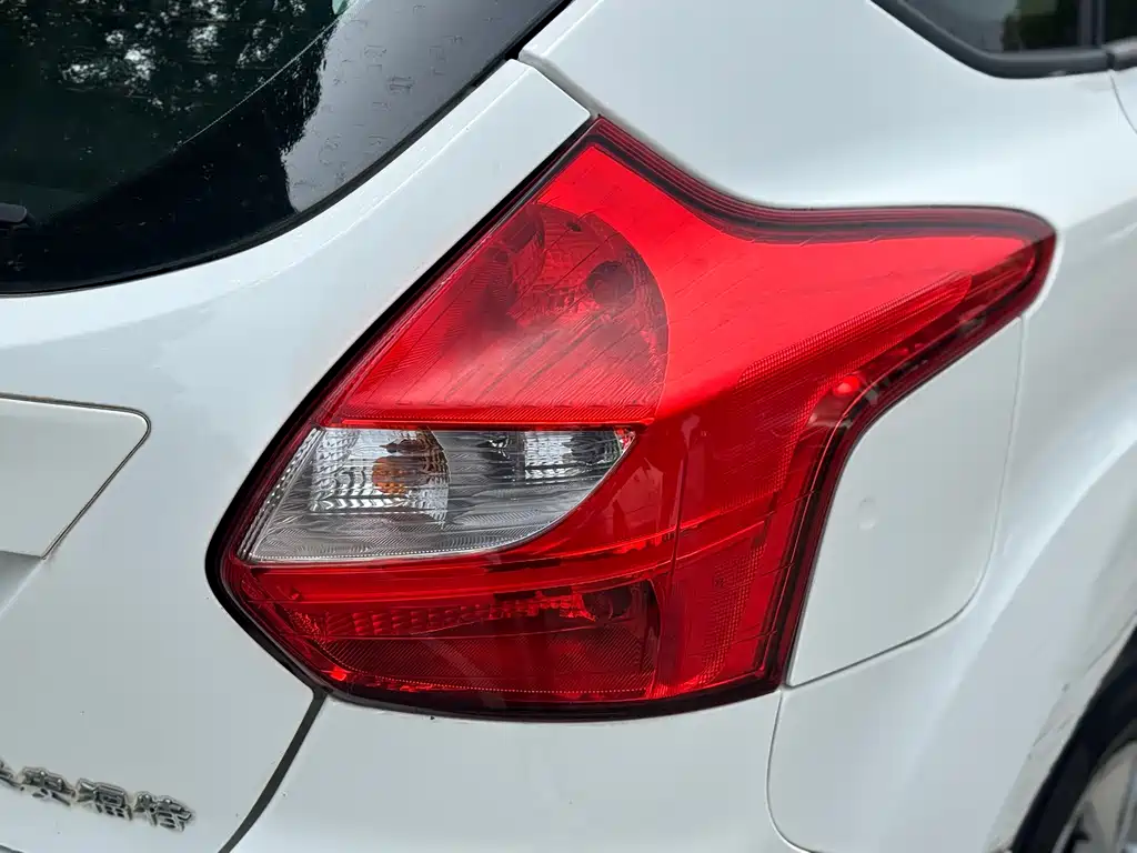 Ford Focus 2014 — фото 12