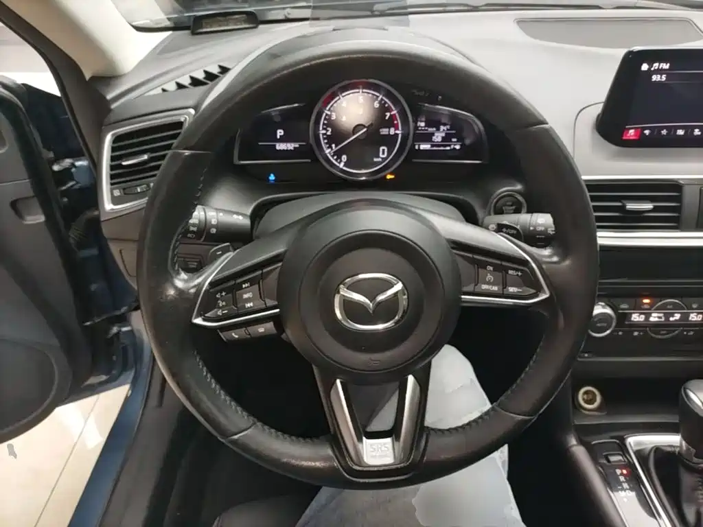 Mazda 3 Axela 2018 — фото 11