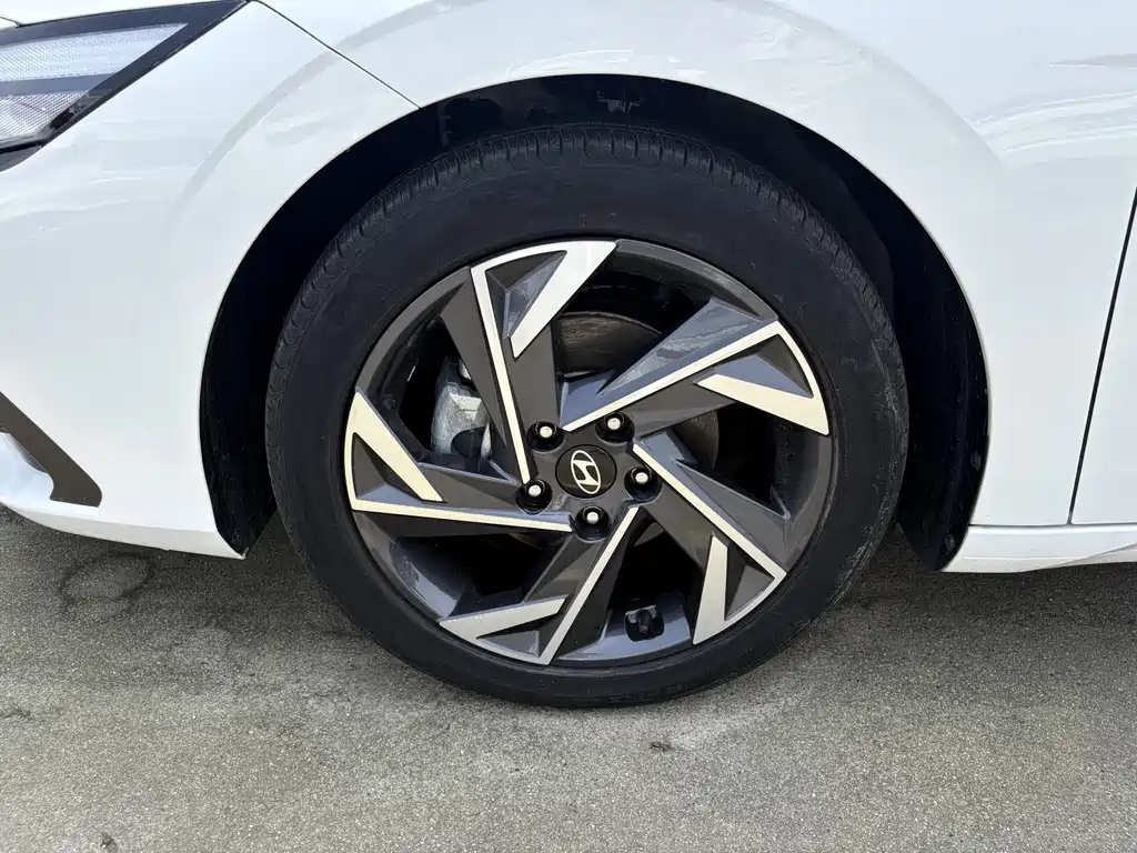 Hyundai Elantra 2023 — фото 10