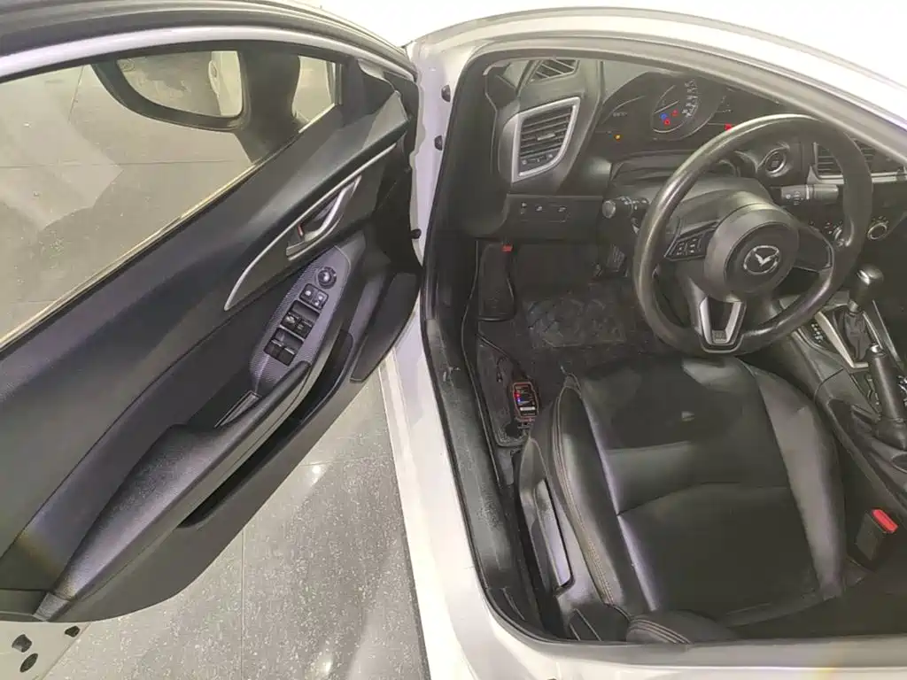 Mazda 3 Axela 2018 — фото 16