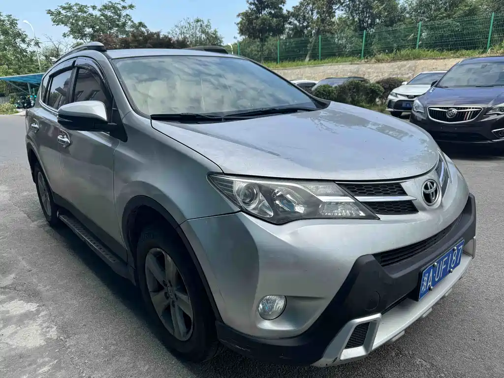 Toyota RAV4 2015 — фото 8