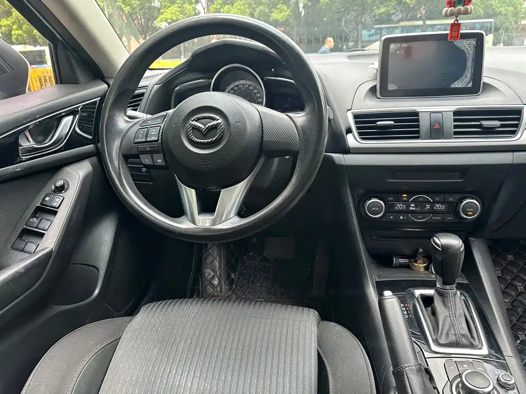 Mazda 3 Axela 2017 — фото 10