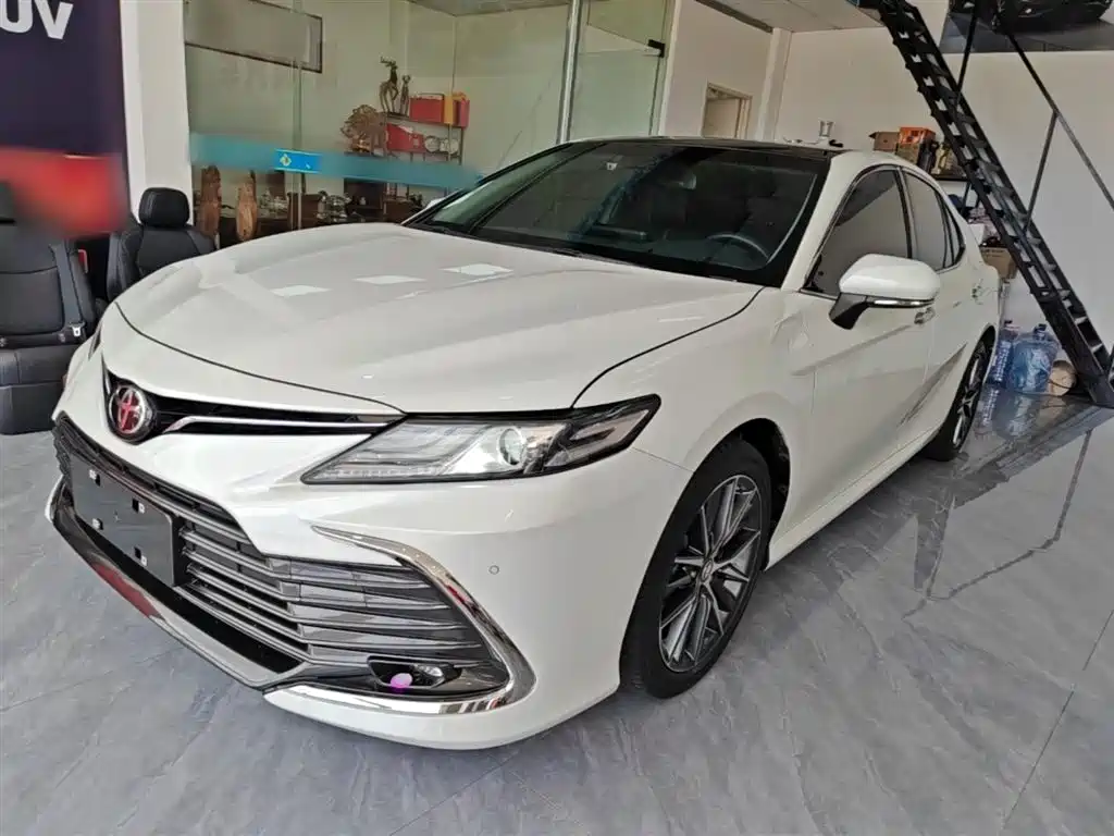 Toyota Camry 2022 — фото 1