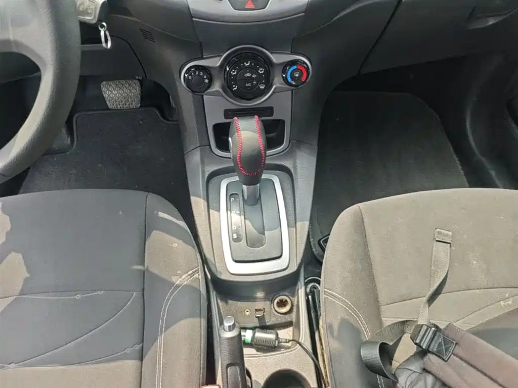 Ford Fiesta 2015 — фото 14
