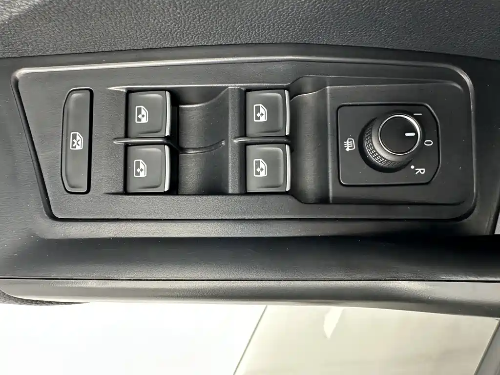 Volkswagen T-Roc 2023 — фото 12