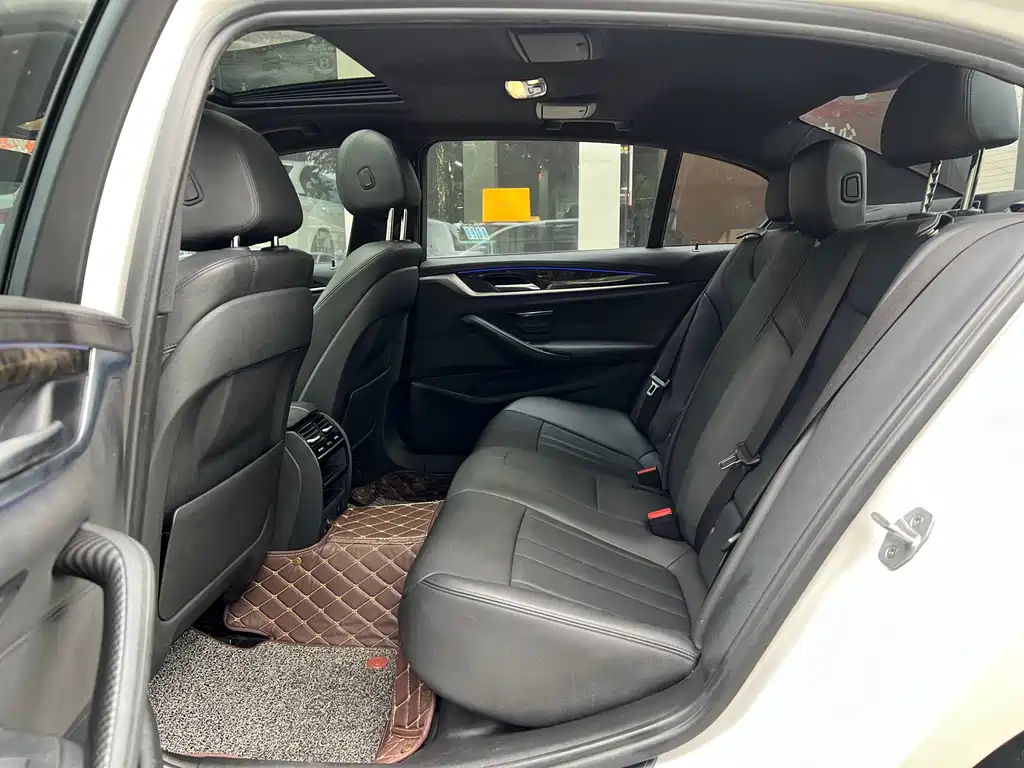 BMW 5 Series 2018 — фото 16