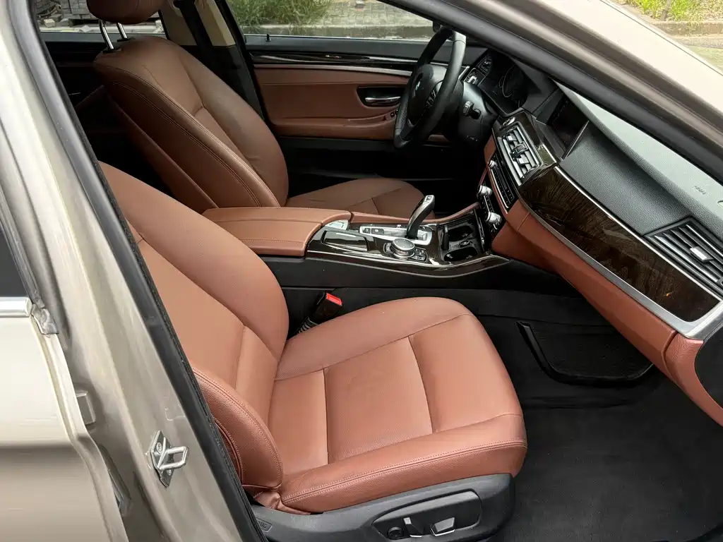BMW 5 Series 2017 — фото 10