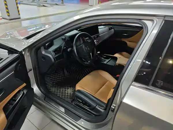 Lexus ES 2024