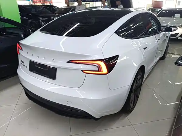 Tesla Model 3 2024
