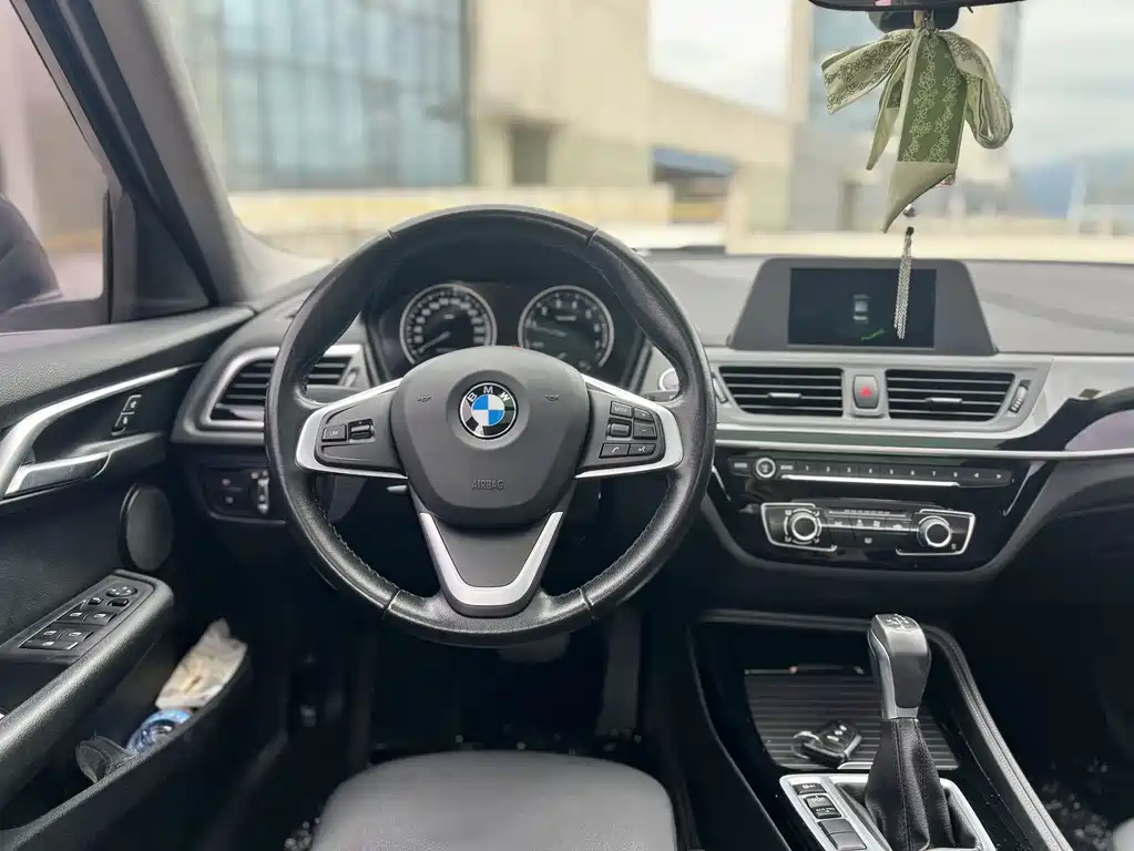 BMW 1 Series 2018 — фото 10