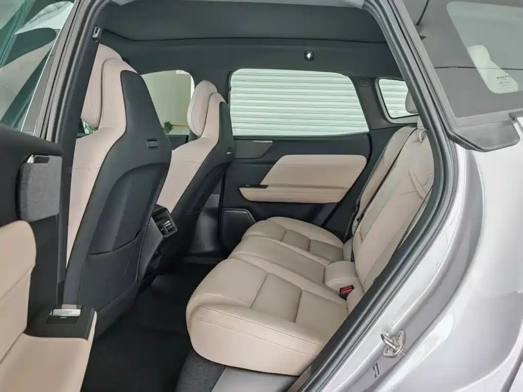 Volvo XC70 Plug-In Hybrid 2025 — фото 13