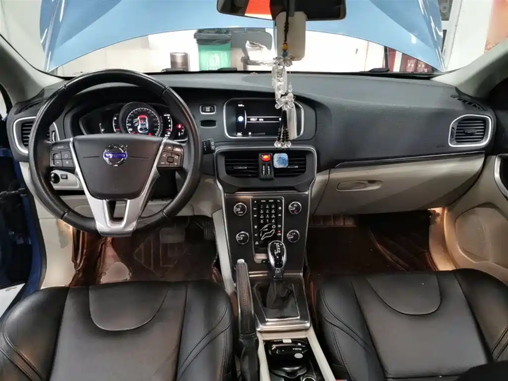 Volvo V40 2016 — фото 10