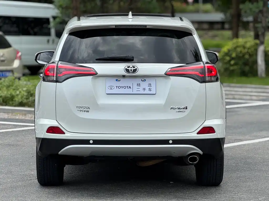 Toyota RAV4 2017 — фото 16