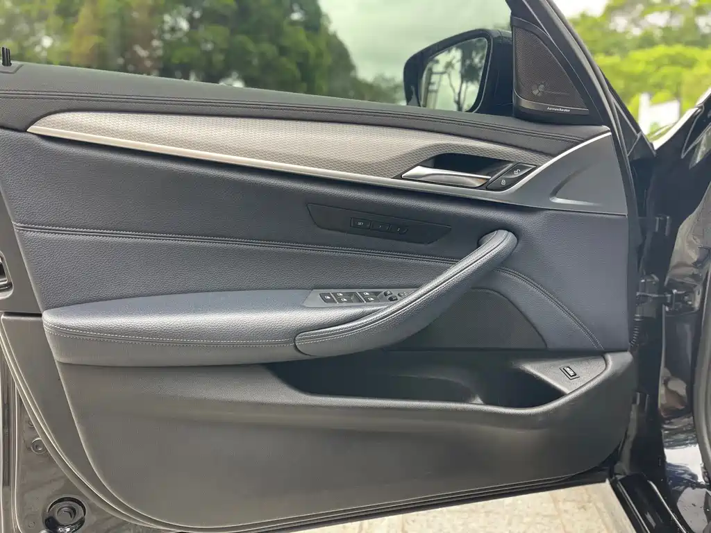 BMW 5 Series 2019 — фото 17