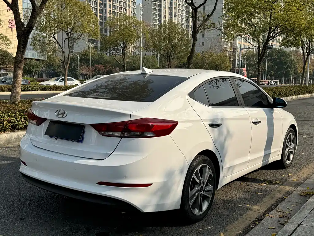 Hyundai Elantra 2017 — фото 4