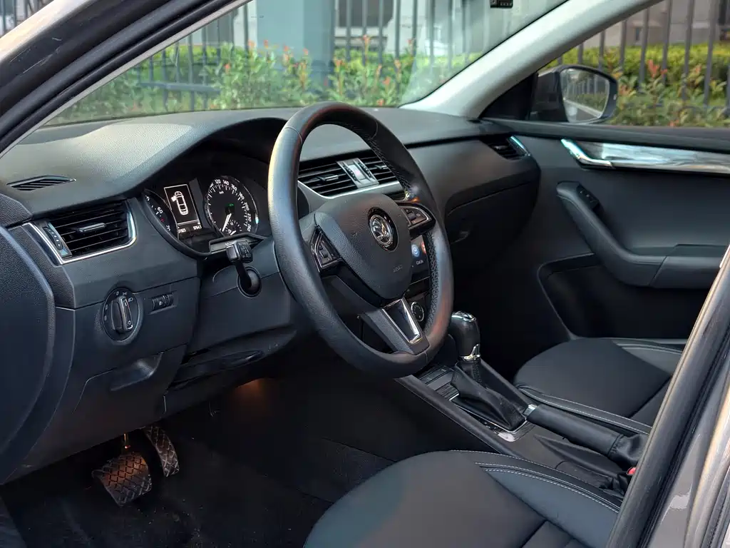 Skoda Octavia 2017 — фото 11