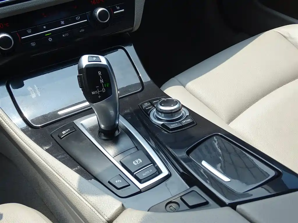 BMW 5 Series 2011 — фото 27