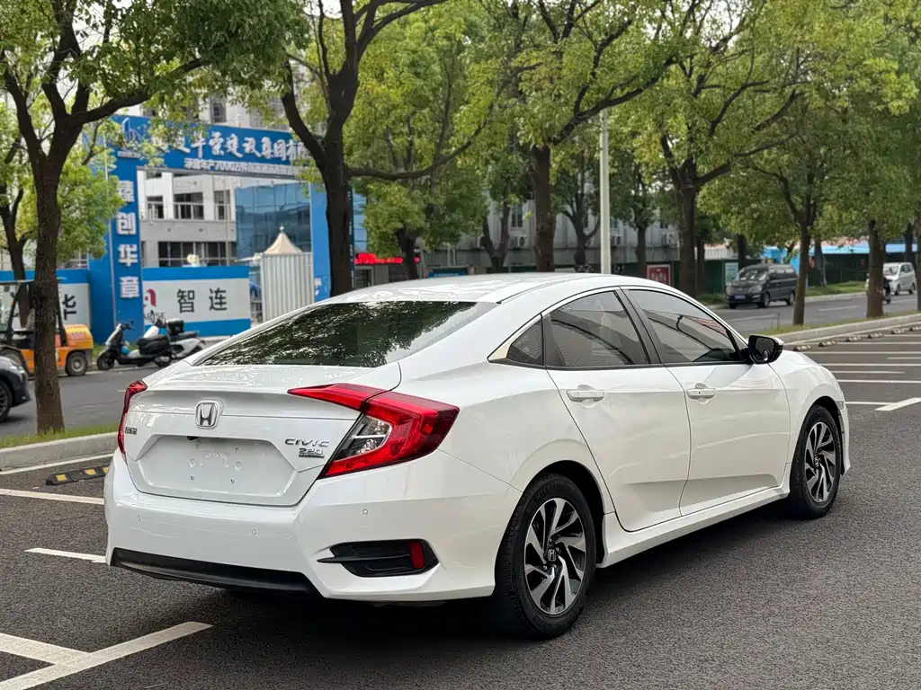 Honda Civic 2018 — фото 9