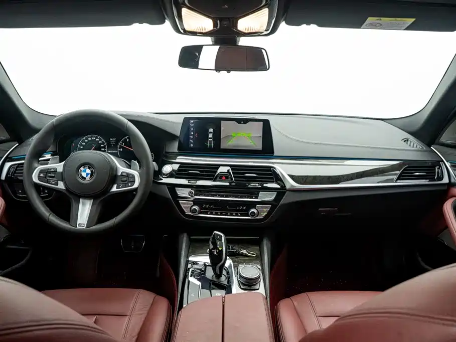 BMW 5 Series 2019 — фото 26