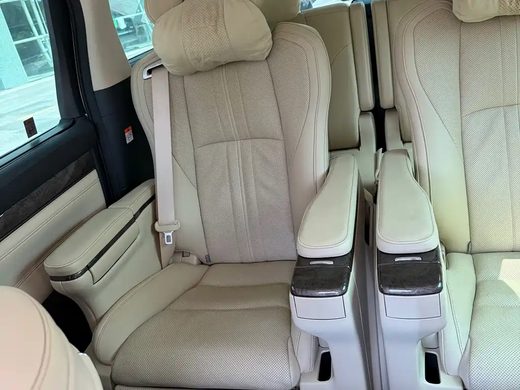 Toyota Alphard 2023 — фото 16