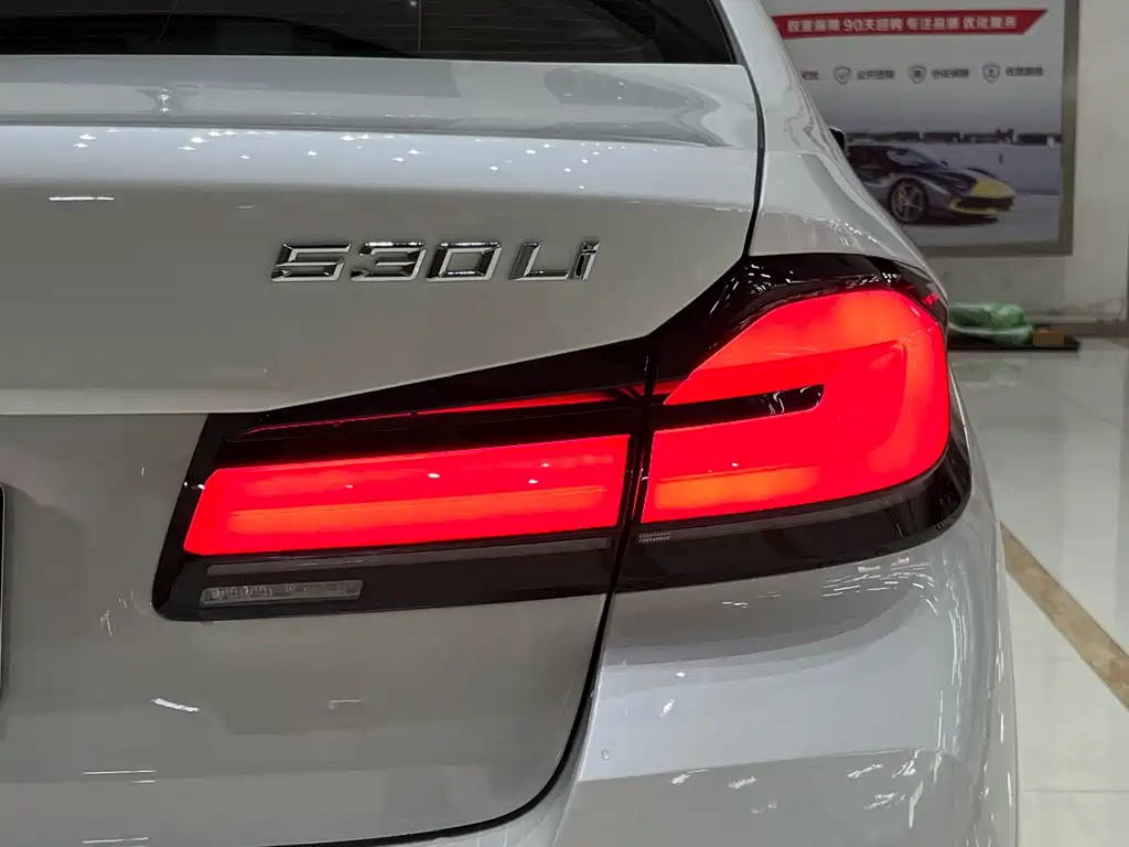 BMW 5 Series 2023 — фото 10