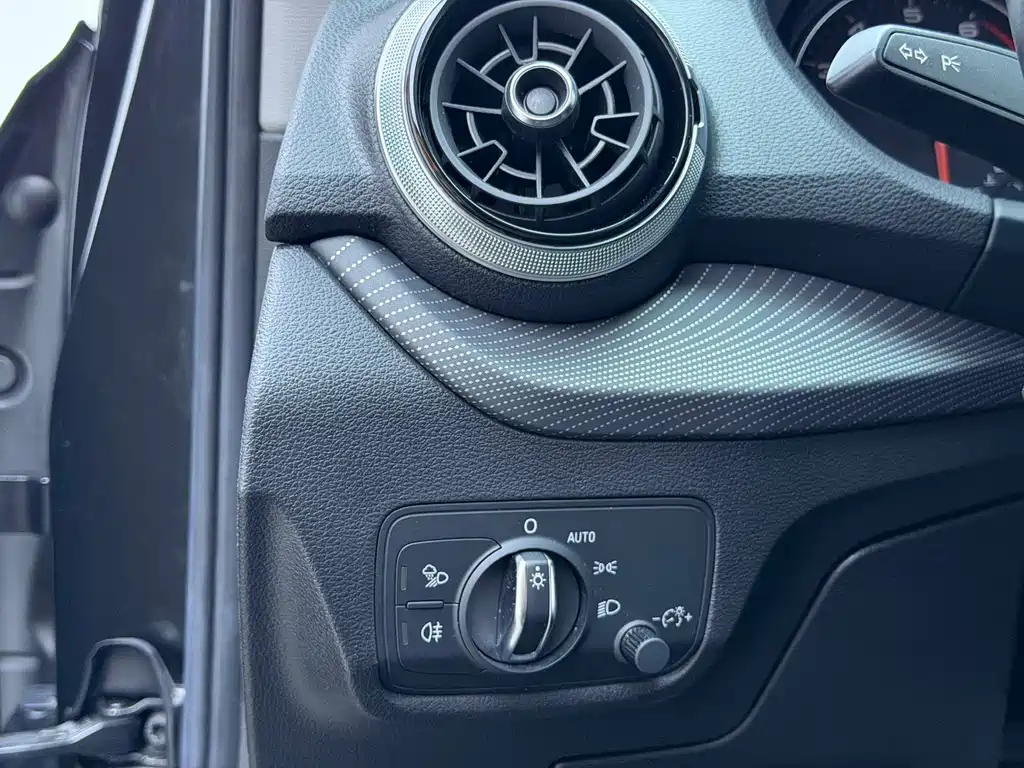Audi Q2L 2023