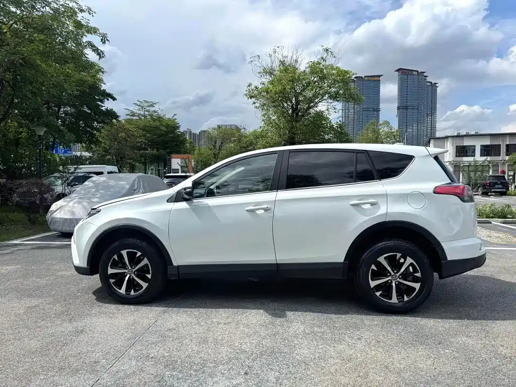 Toyota RAV4 2018 — фото 14