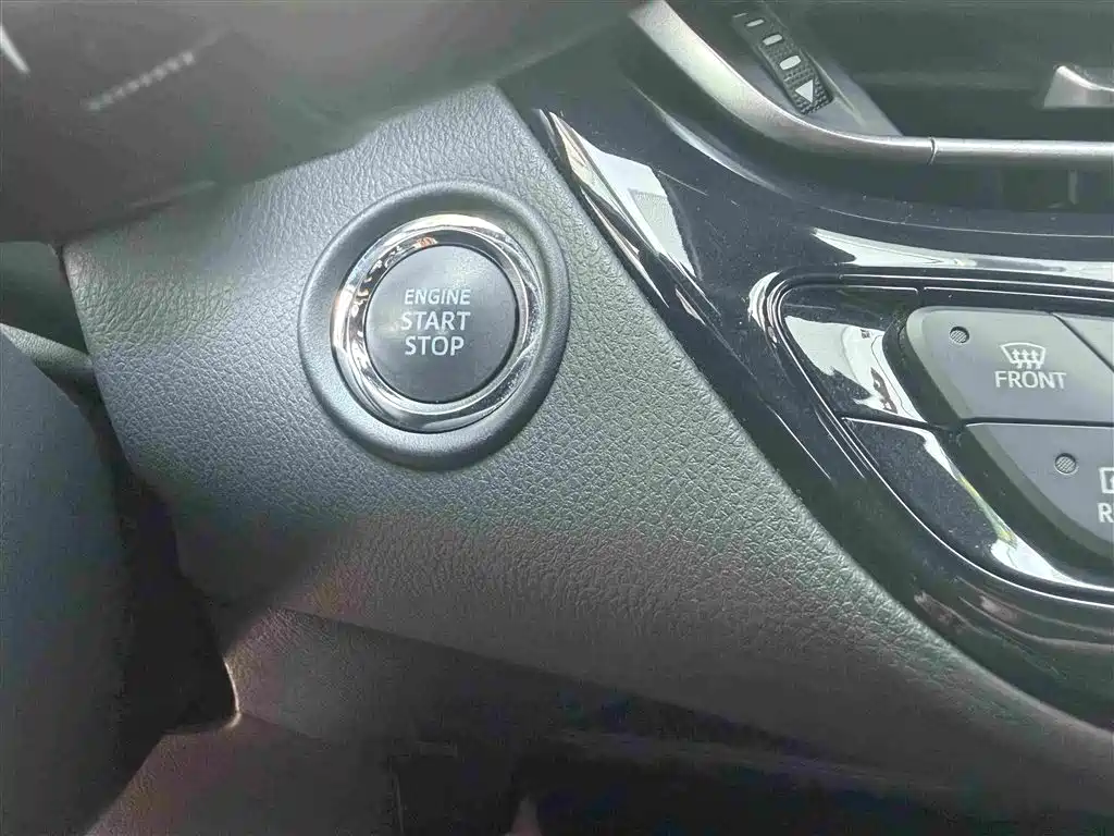 Toyota C-HR 2020 — фото 18