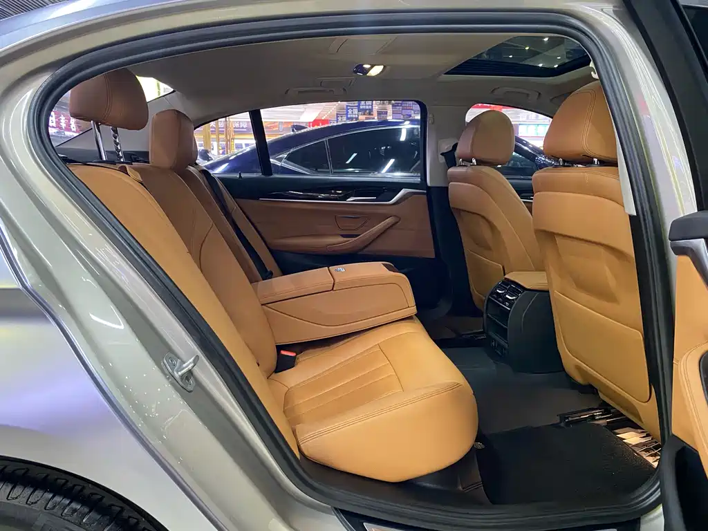 BMW 5 Series 2018 — фото 14
