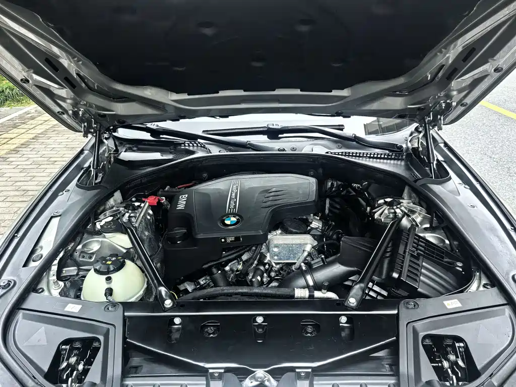 BMW 5 Series 2017 — фото 12